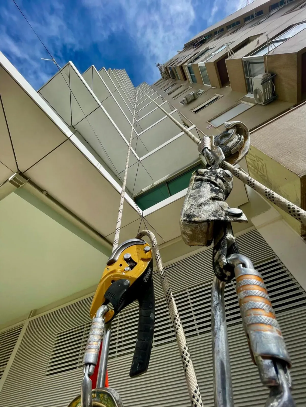 Equipamento técnico de trabalho vertical - cordas e mosquetões de segurança
