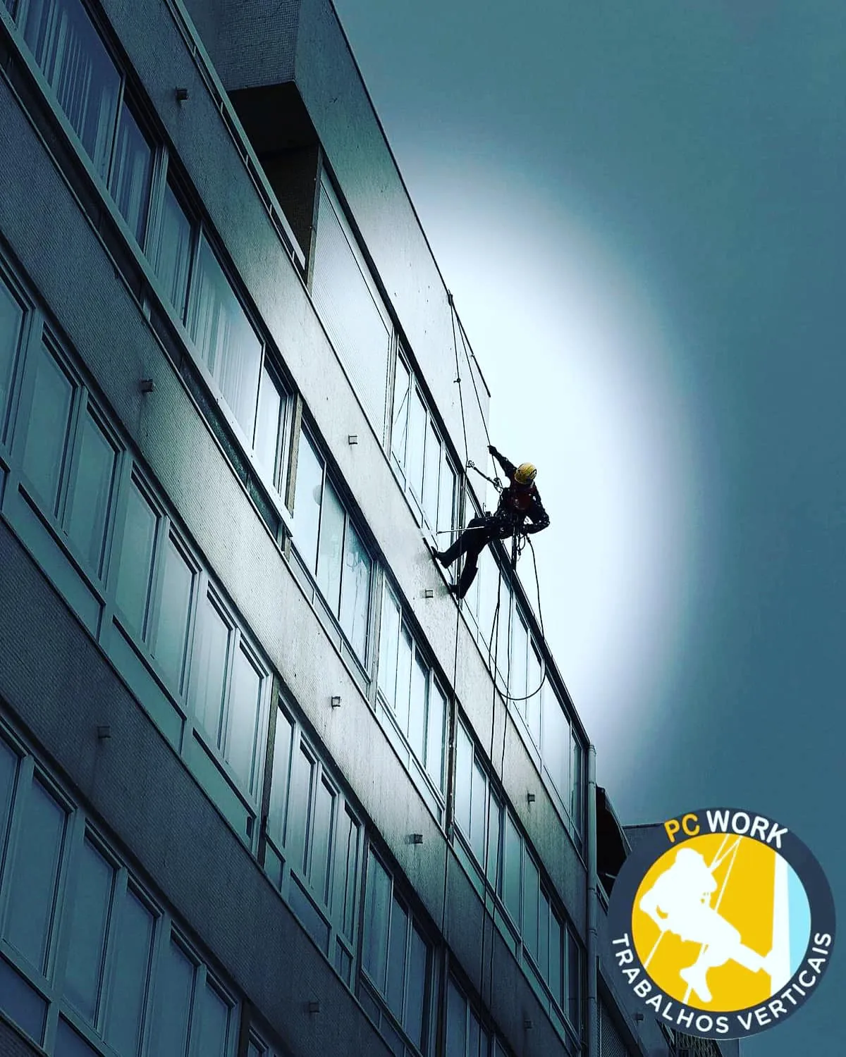 Técnico PC Work Vertical suspenso em fachada de edifício