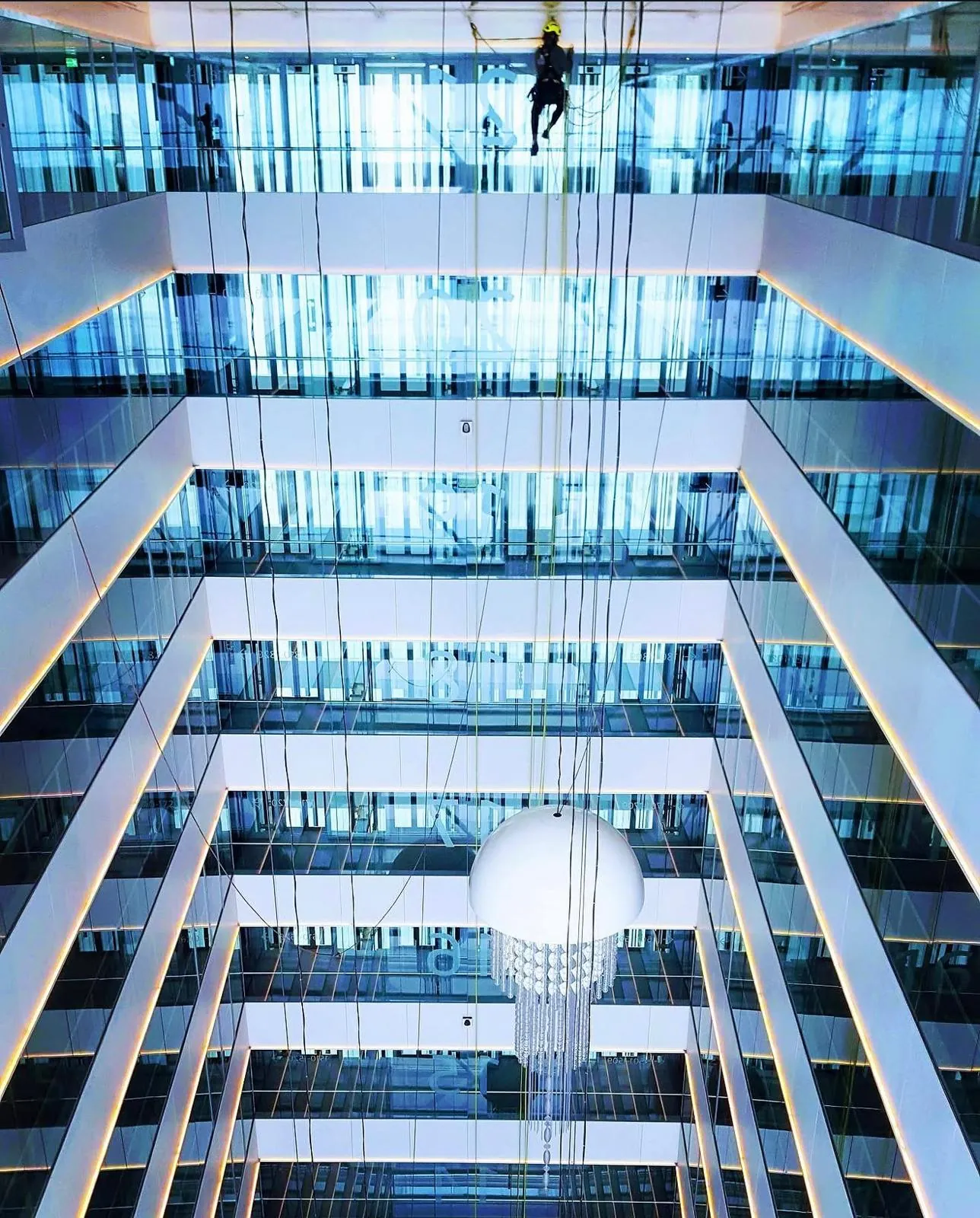 Hotel Myriad - vista cinematográfica do átrio central em trabalho vertical