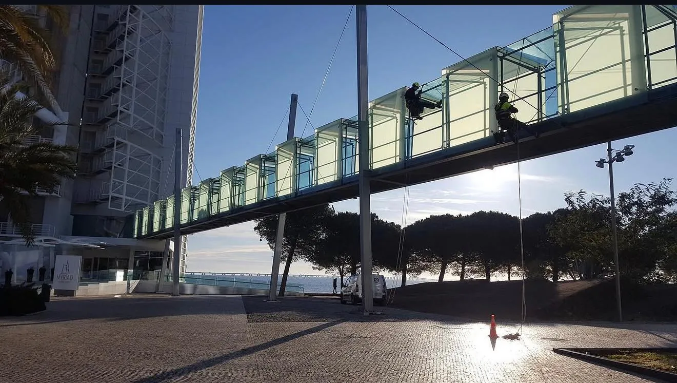 Ponte pedonal envidraçada do Hotel Myriad - trabalho exterior