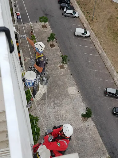 Técnicos PC Work Vertical em trabalho de fachada - vista aérea