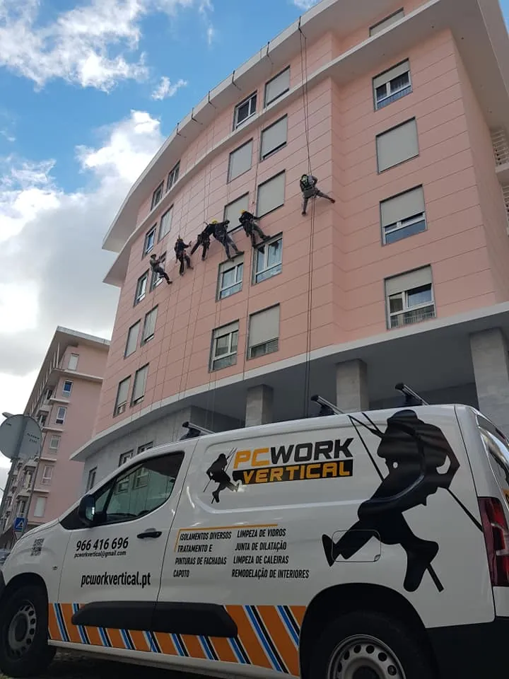 Equipa PC Work Vertical em ação na fachada com carrinha brandada