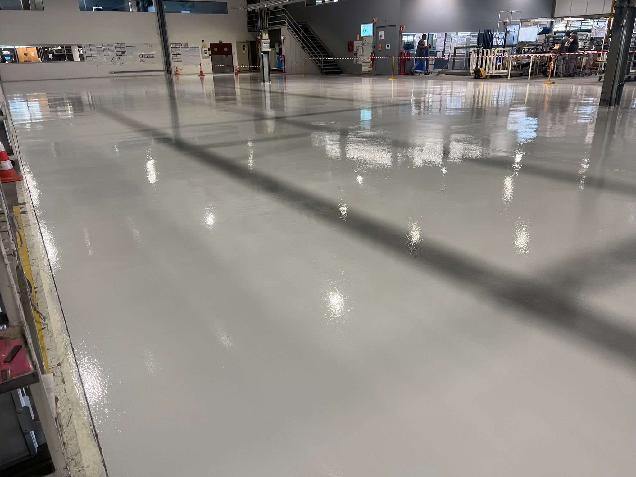 Pavimento industrial em resina aplicado em pavilhão