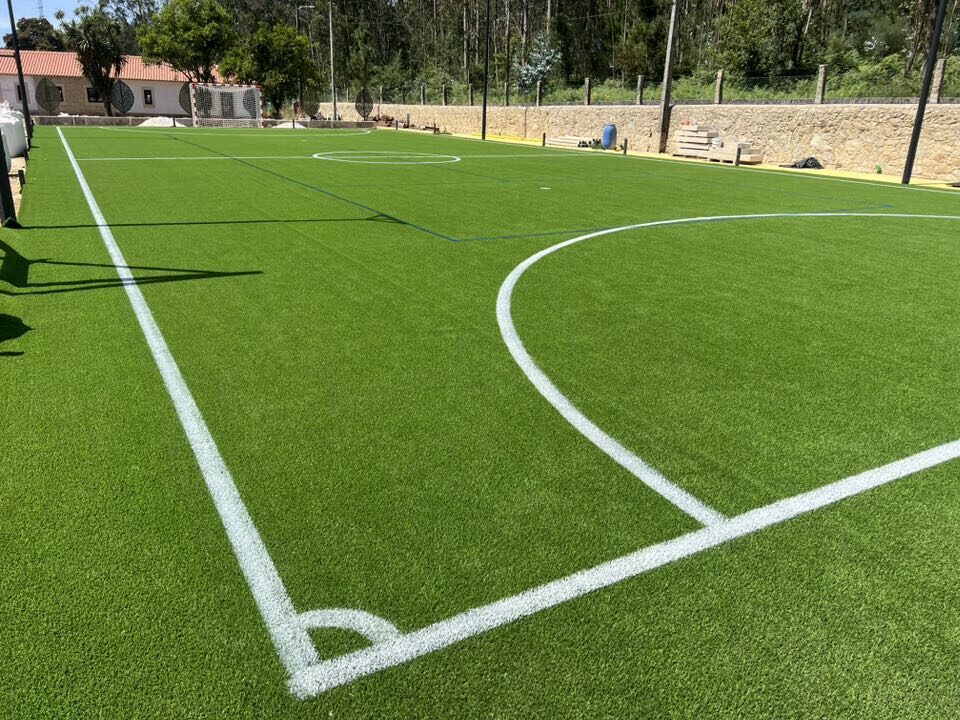 Relva artificial aplicada em campo desportivo